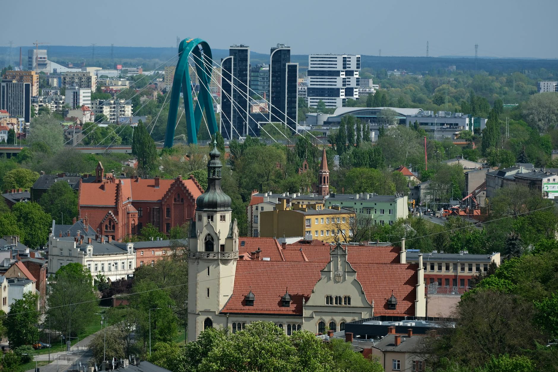 Znak drogowy ograniczenia prędkości na tle drogi w Olsztynie