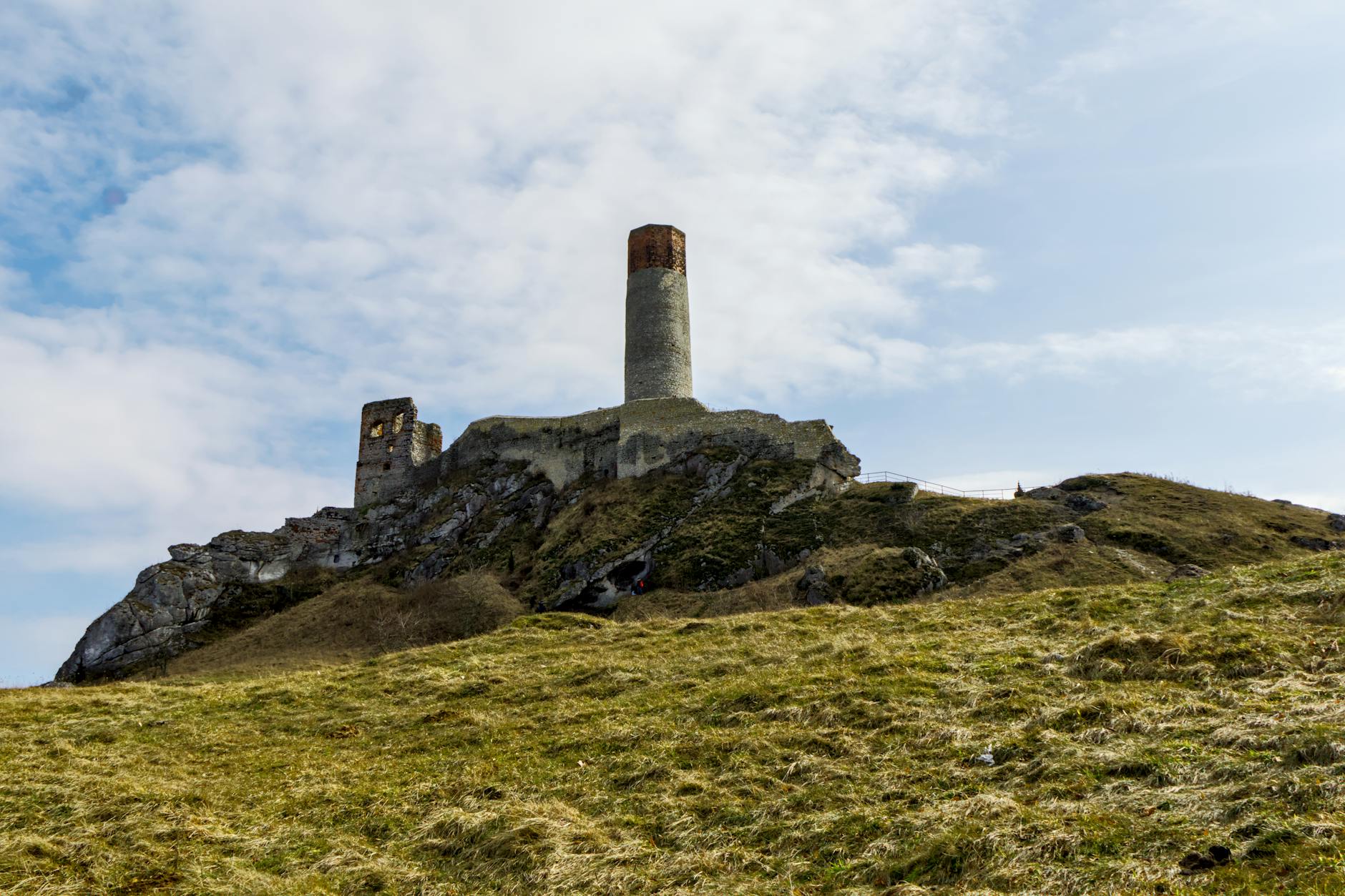 Ilustracja przedstawiająca budżet Olsztyna na 2025 rok, z naciskiem na wydatki na oświatę i transport.
