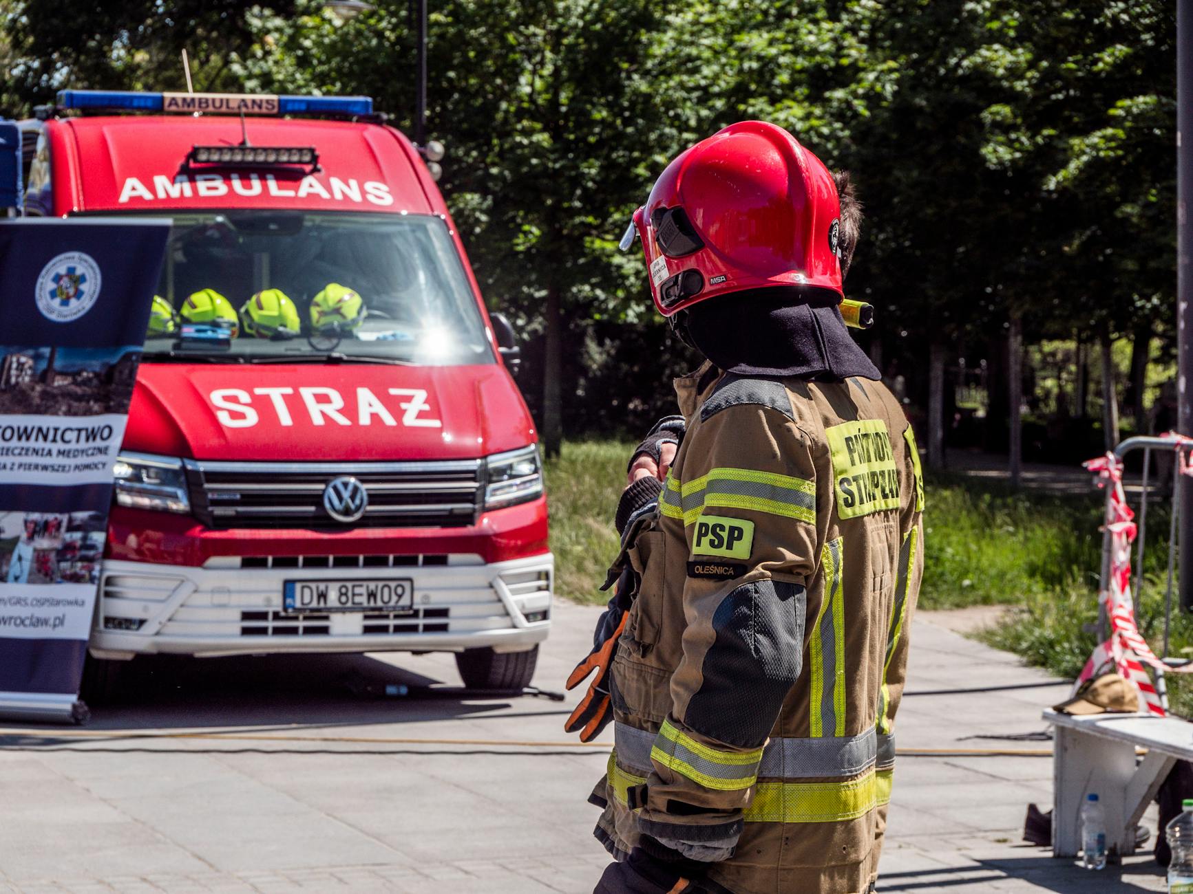 Strażacy w Olsztynie podczas obchodów Dnia Strażaka, prezentujący sprzęt i umiejętności.